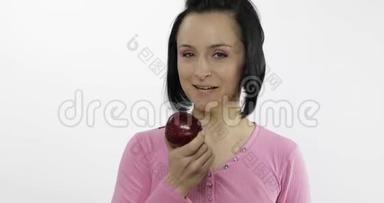 年轻的女人吃苹果说。 女孩先<strong>咬一口</strong>然后说想<strong>咬</strong>
